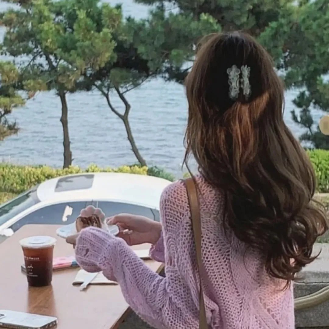 出墙红杏两家春